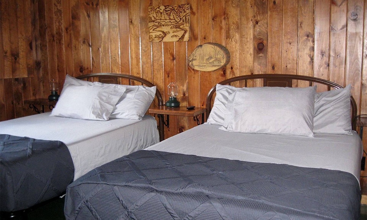 Cadillac Cabin | Charming Family-Friendly Cabin in Cadillac, Michigan - Amazing Glamping Destination for a Vacation with Your Loved Ones