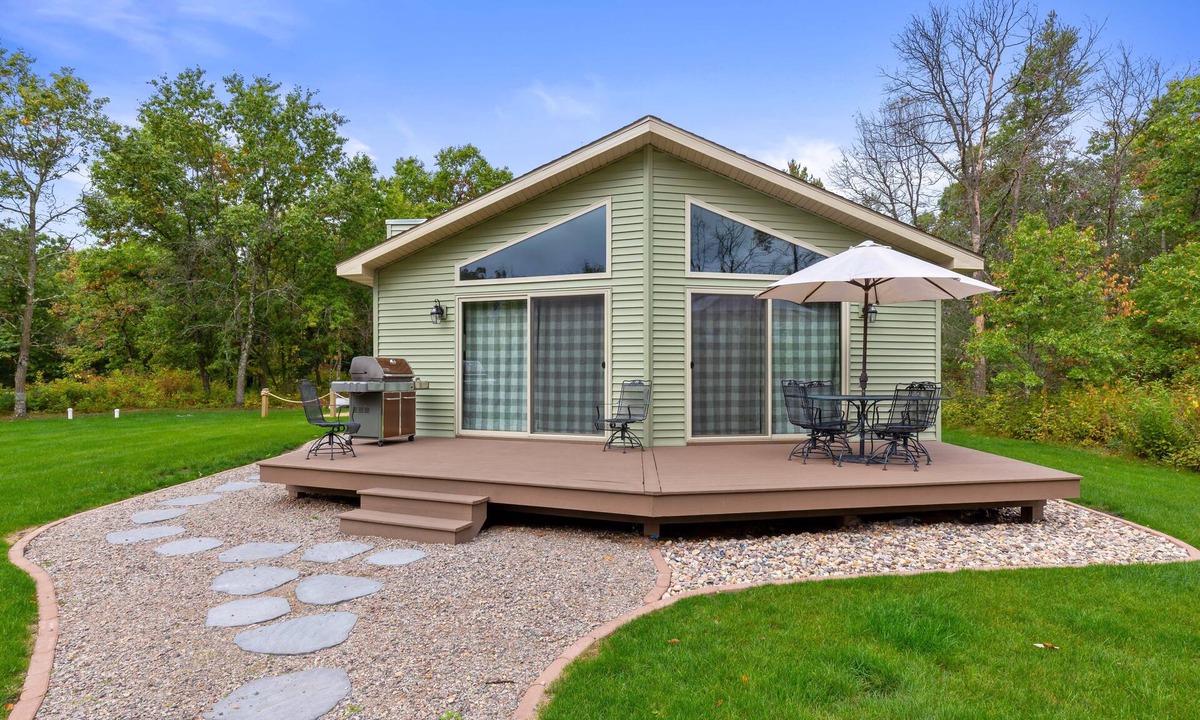 Necedah House | CHARMING FAMILY HOME ON CASTLE ROCK LAKE