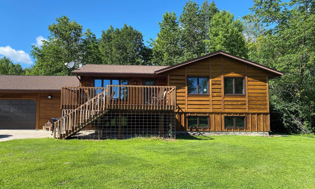 Warroad House | Charming farmhouse upper floor with 2 bedrooms and WiFi, AC in Warroad