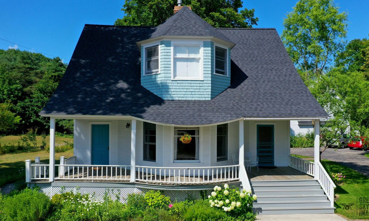 Omena Cottage | Charming guesthouse at historic Sunset Lodge