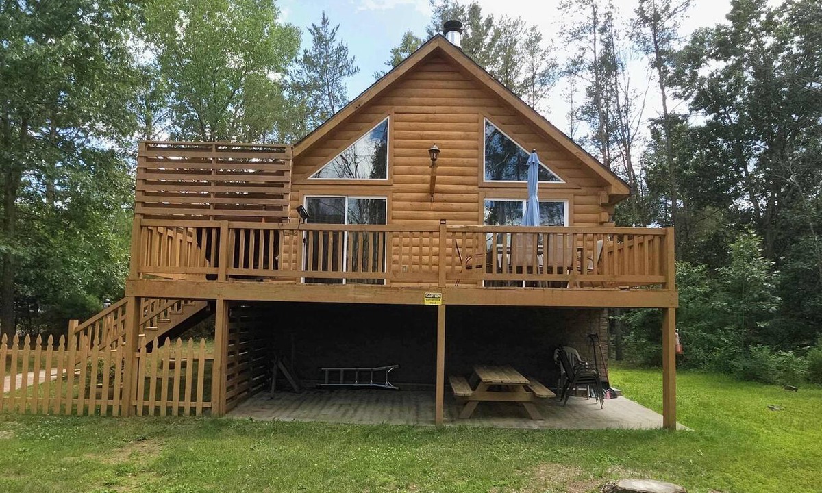 Friendship House | Charming Log Cabin- Boat, fish, hike & snowmobile—minutes to lakes & trails