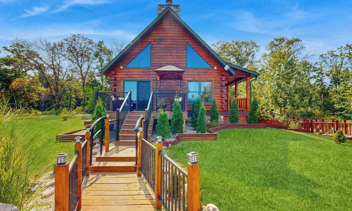 Friendship House | Charming & peaceful cabin with fire pit, deck, & great nature views - near golf