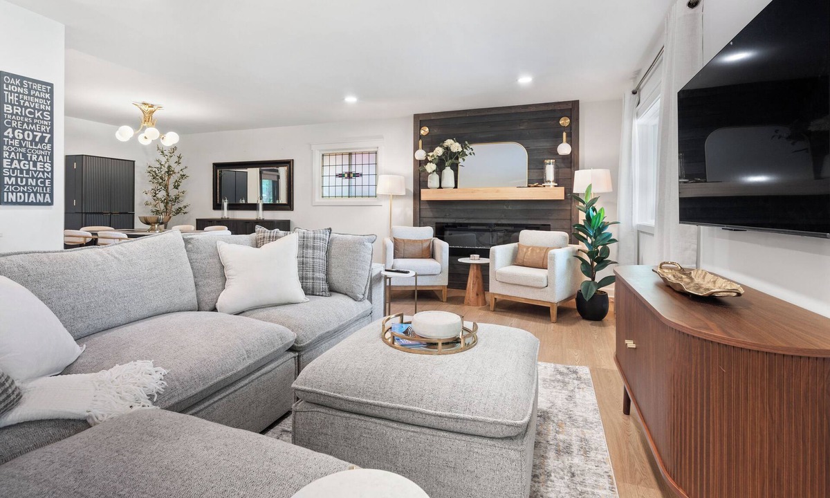 Zionsville House | Charming renovated 2-bedroom home & study: Experience Fall in Lovely Zionsville!