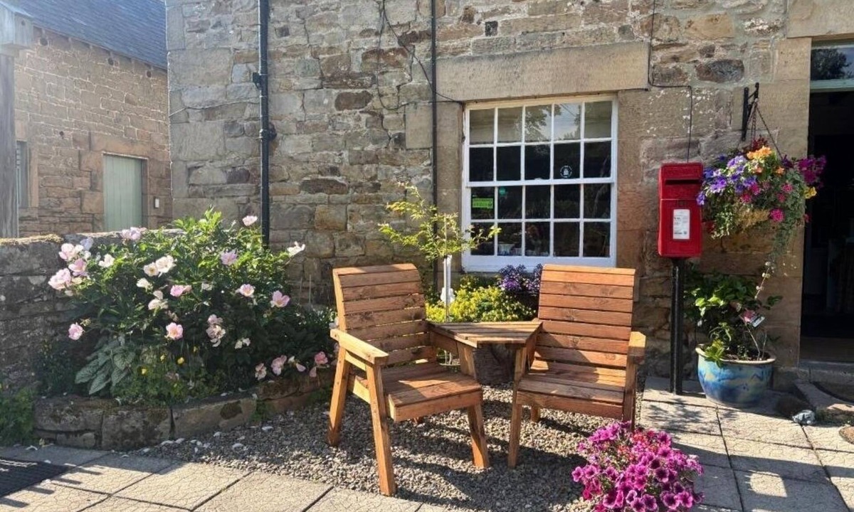 Simonburn Bed & Breakfast | Charming Twin Room in a Unique and Beautiful B&B with Garden Views