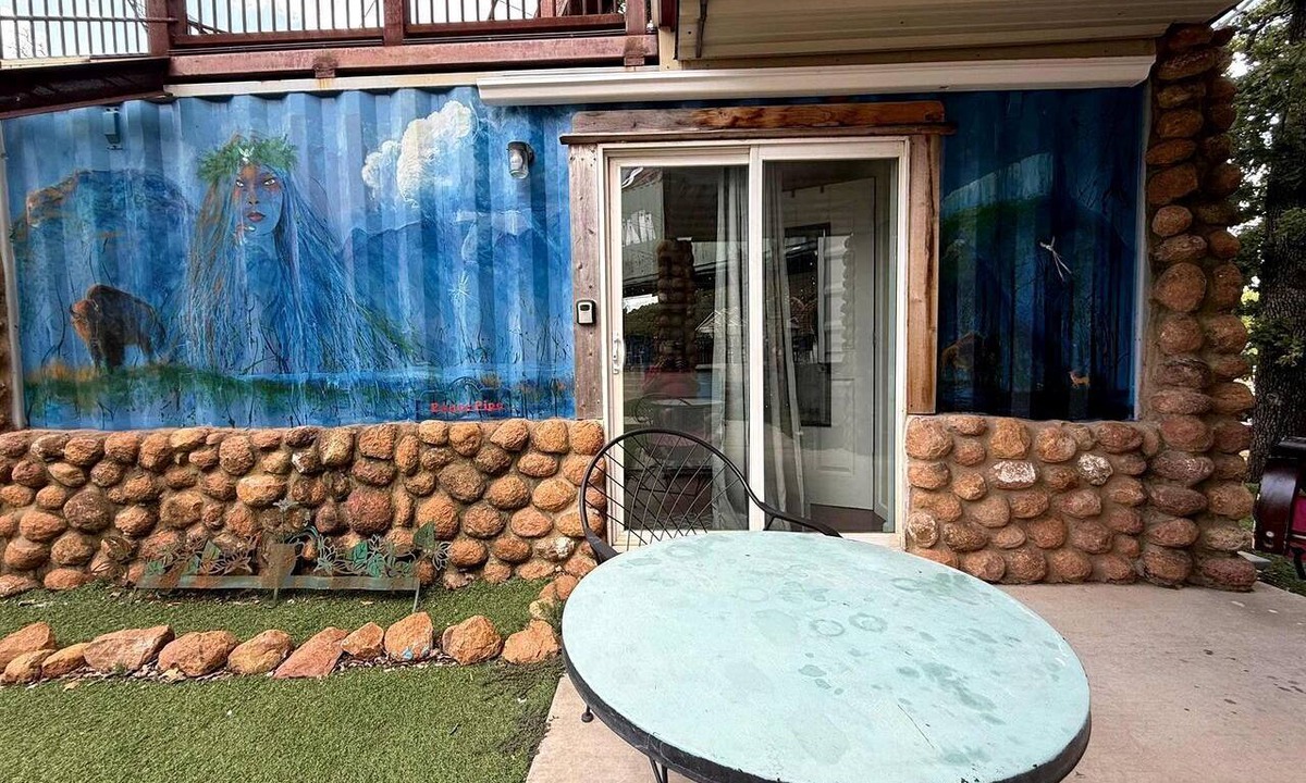 Medicine Park Cabin | Charming Wheelchair-Accessible Tiny House with Patio near Wichita Mountains – Medicine Park, OK