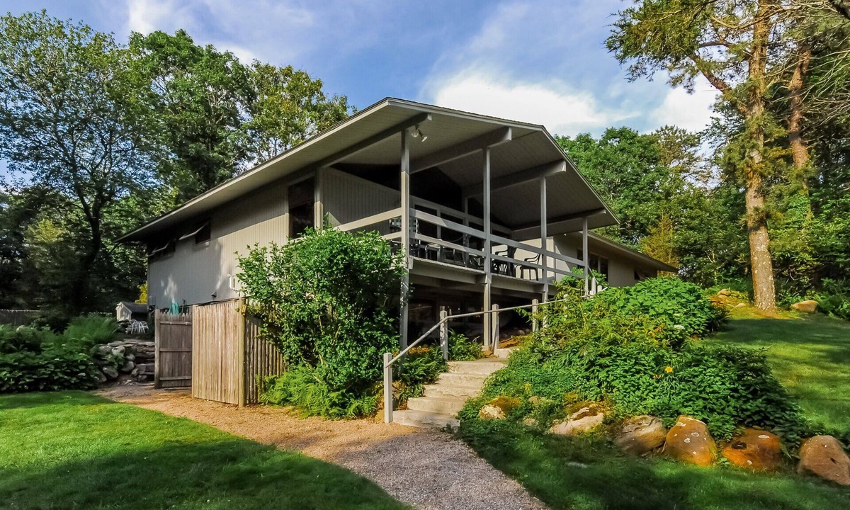 Matunuck House | "Chat's on the Rocks".Secluded Family Friendly Comfort