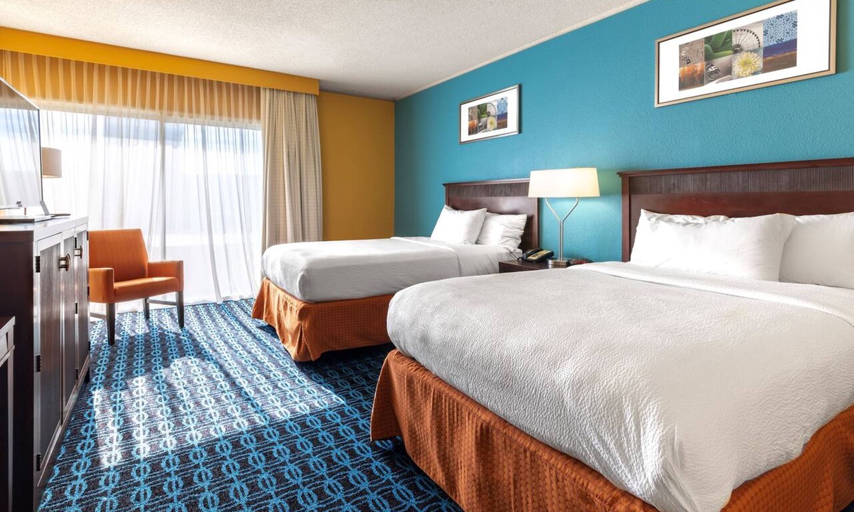 Sharonville Hotel | Chester Inn & Suites