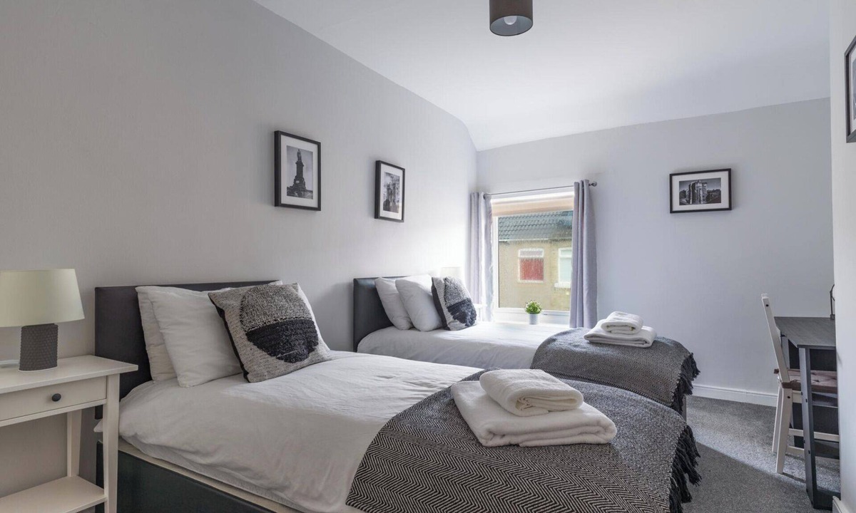 Hirst House | Chestnut House - Sleeps 4 - Pet friendly - Parking