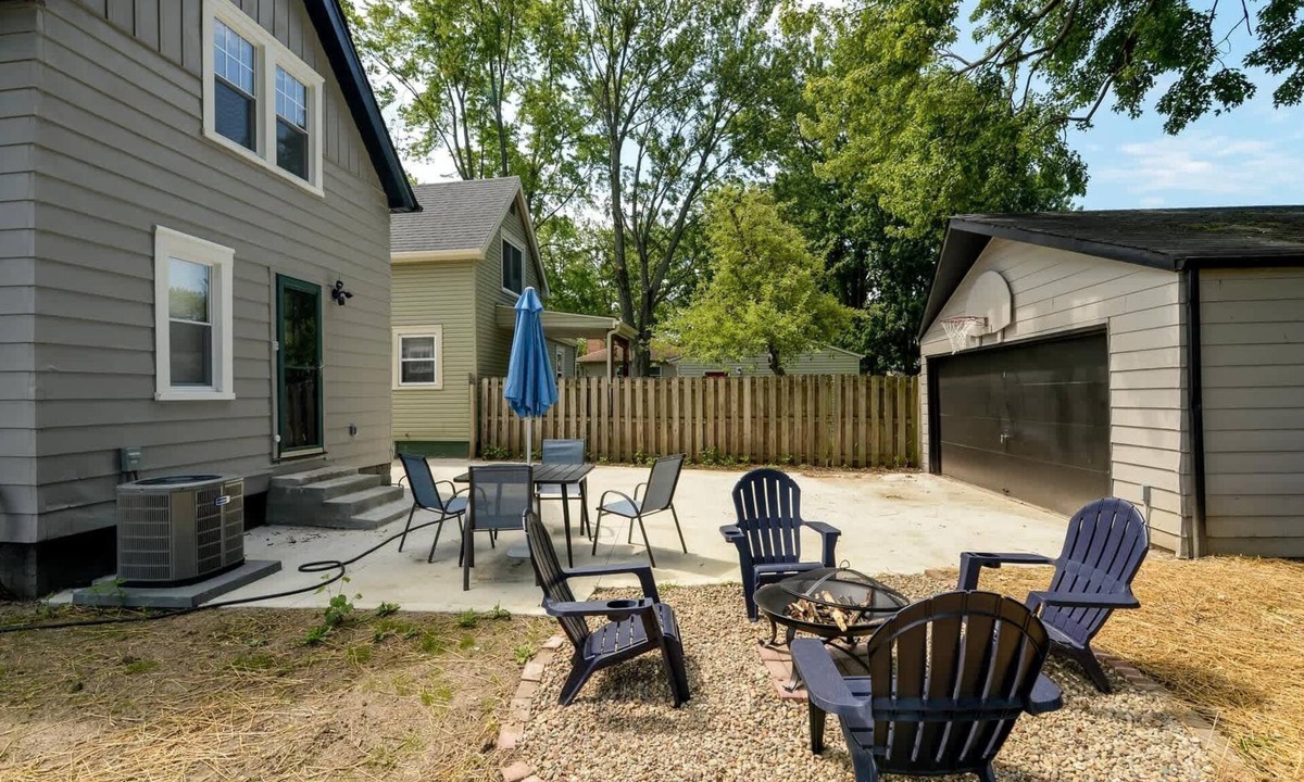 Brook Park House | Chic Brook Park 2BR | Your Gateway to Airport & Downtown