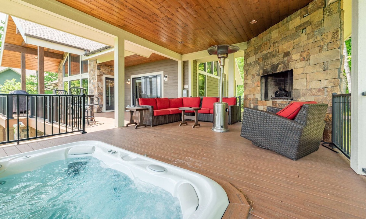 McHenry House | Chic Chalet w/Hot Tub, Gym & Lake Access
