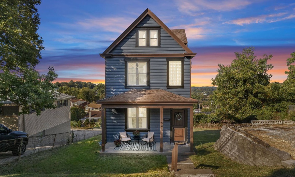 Crafton House | Chic City Retreat w Views Fully Renovated Chef’s Kitchen GreenTree Exit