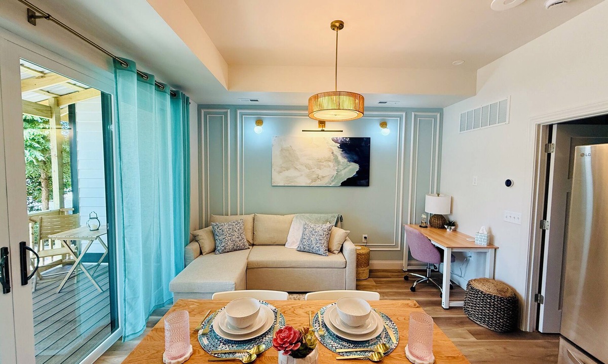 Phoenix Hill Apartment | Chic Coastal Elegant Luxury Hotel Suite in the Highlands - 1Bed/1Ba+Free Parking