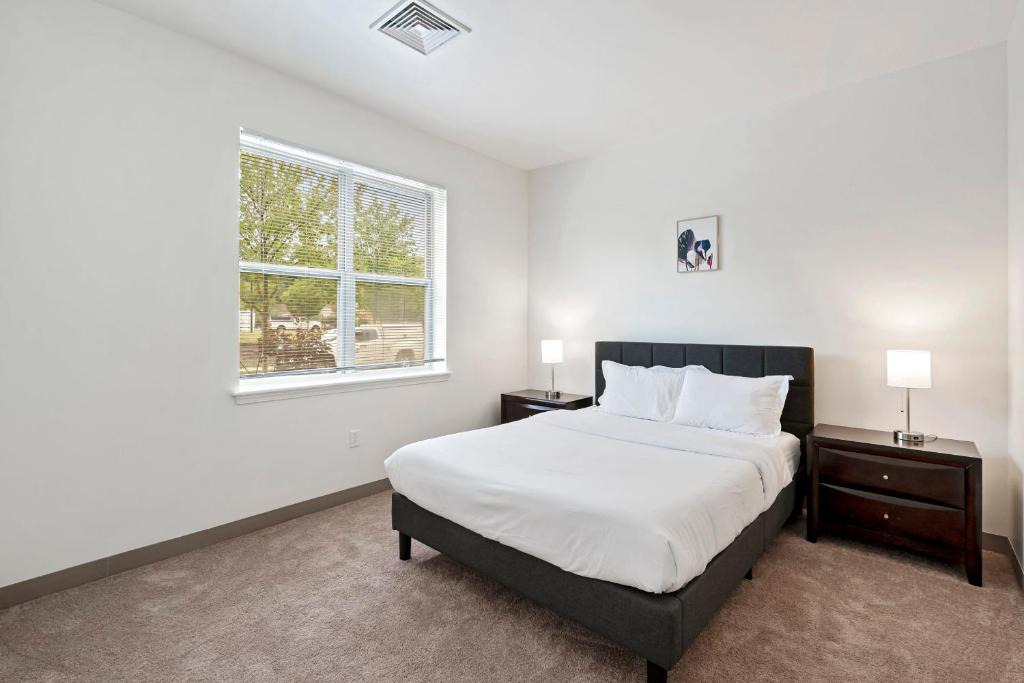 Pittsburgh Apartment | Chic Modern 1BR Apartment by Stay Gia