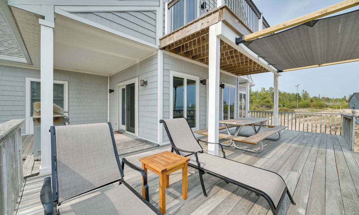 De Tour Village House | Chic Townhome on Lake Huron w/Private Beach!