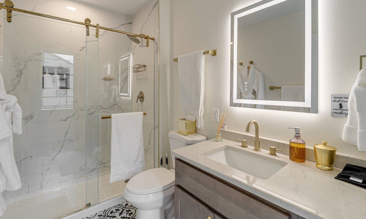 Cincinnati Apartment | Chic Urban Retreat - Modern Design, Smart Fans, Stainless Kitchen