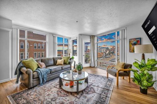 Ohio City Apartment | City View Modern Balcony Parking Gym 512
