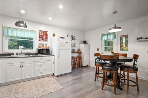Beaver Dams House | Classic Cabin Charm| Fire Pit| Minutes to Wineries