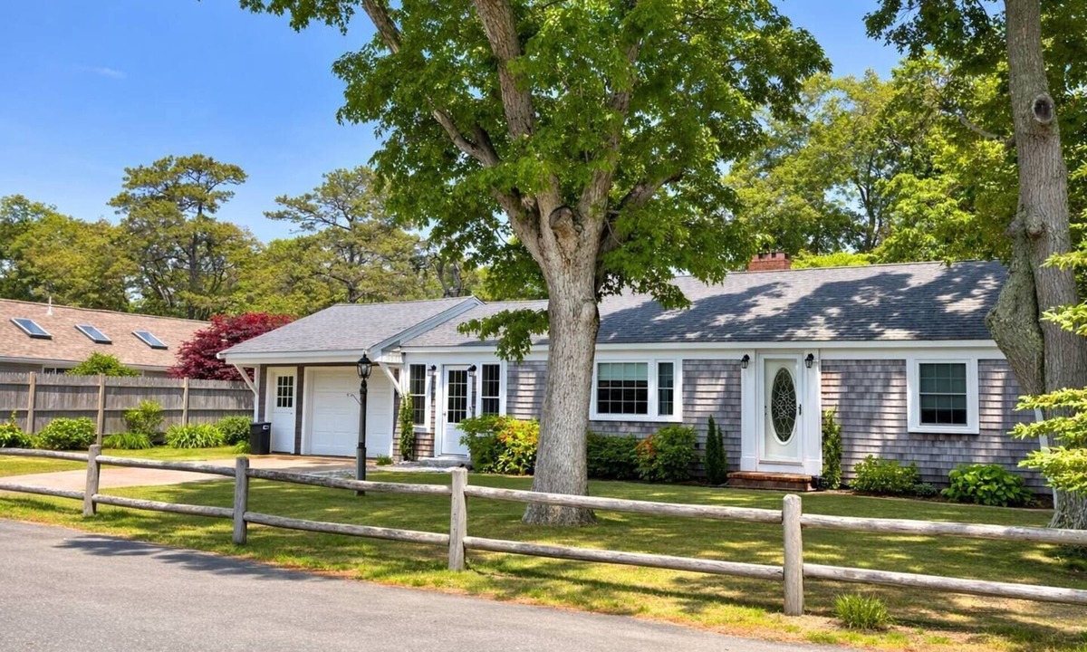 West Harwich House | Classic Cape Cottage Walk to Beach & Harwich Dwntn