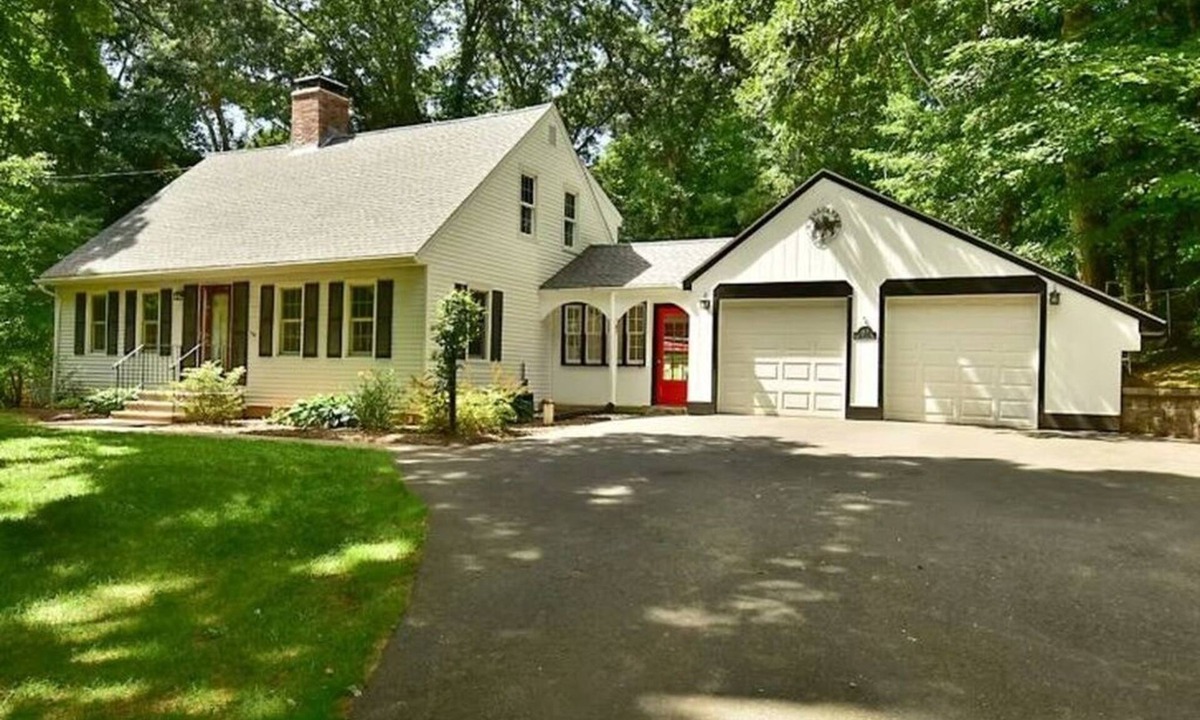 Bloomfield House | Classic Country Home, in Bloomfield, Connecticut