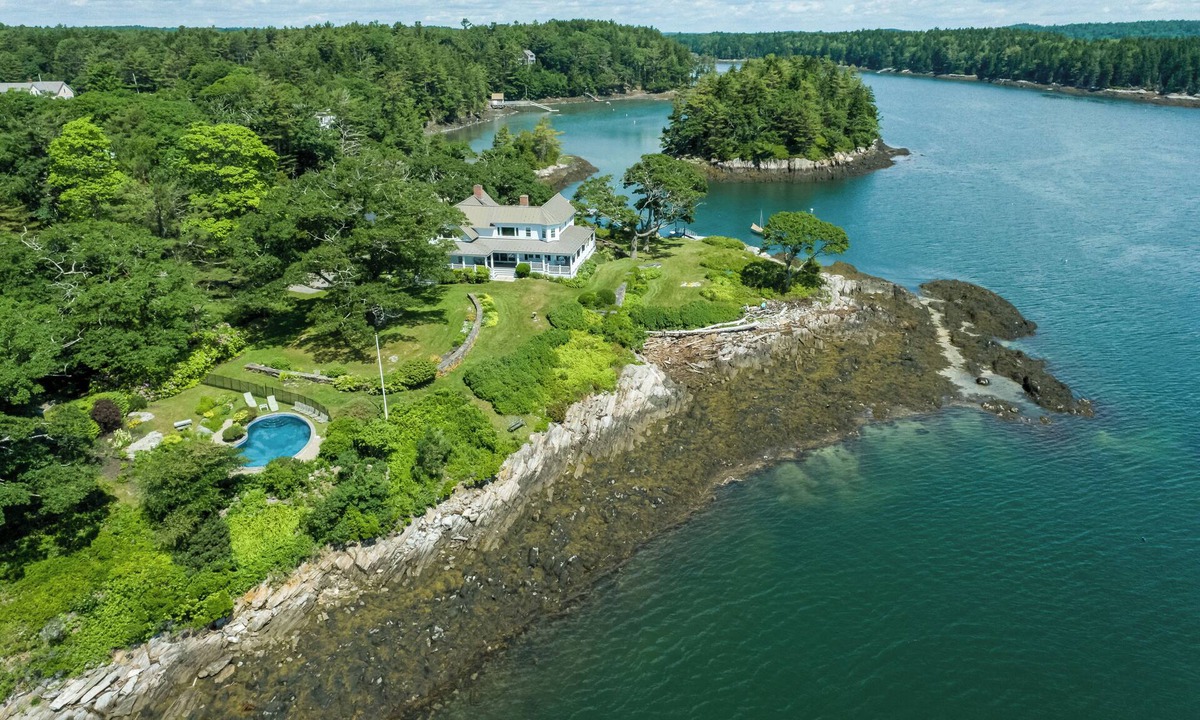 Harpswell House | Classic Maine cottage set on its own peninsula with stunning views