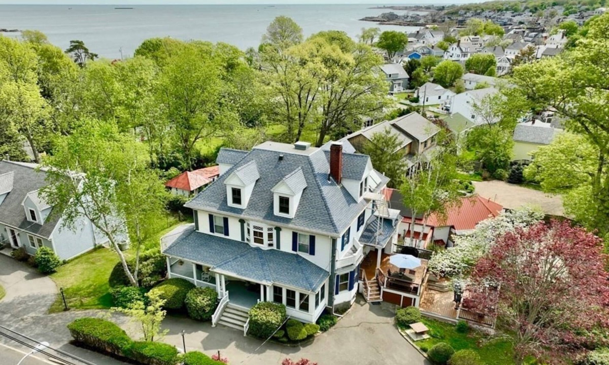 Rockport House | Classic New England: Big Family Home; Spas|Garden|FirePit; walk to beach, shops.