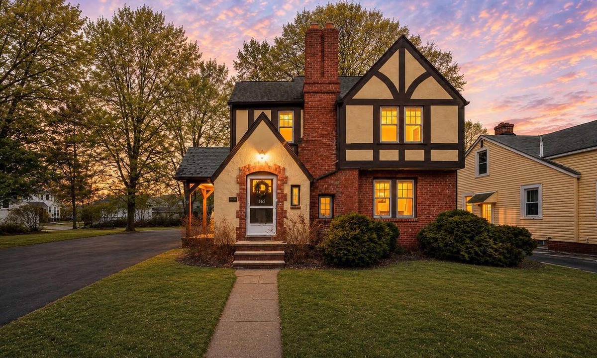 South Euclid House | Classic Tudor Getaway |Fireplace|Parking|Workspace