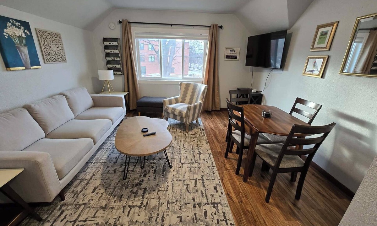 Fargo Apartment | Clean Upper Level Apt/King Size Bed/Free Parking & Laundry/Close to Downtown