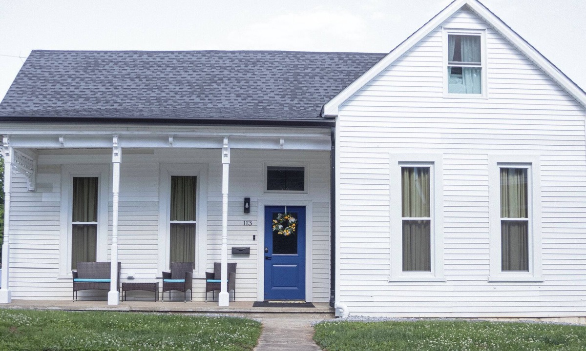 Horse Cave House | Close to Mammoth Cave and other wonderful attractions yet still in a quiet area.