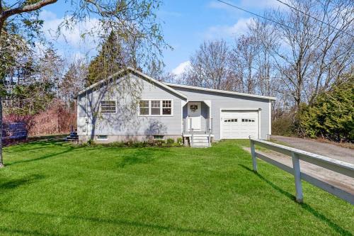 Boothbay Harbor House | Coastal bungalow with large yard, beautiful kitchen, & great location