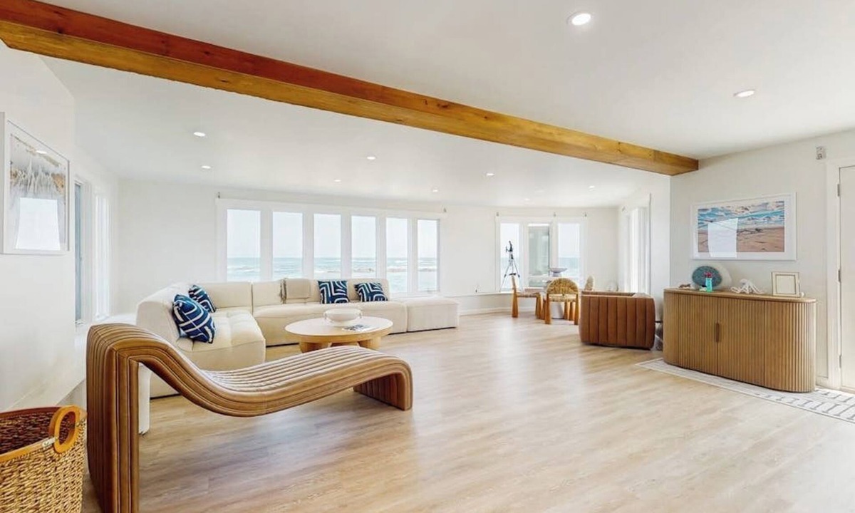 Wells House | Coastal gem on the water with beach access, gorgeous views & spacious layout