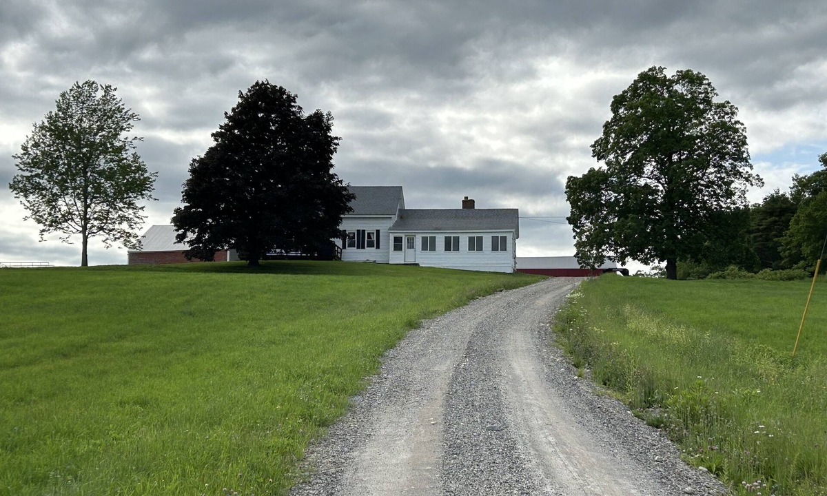 Wiscasset House | Coastal Maine Cozy Farmhouse for Family Vacations & Wedding Ceremonies