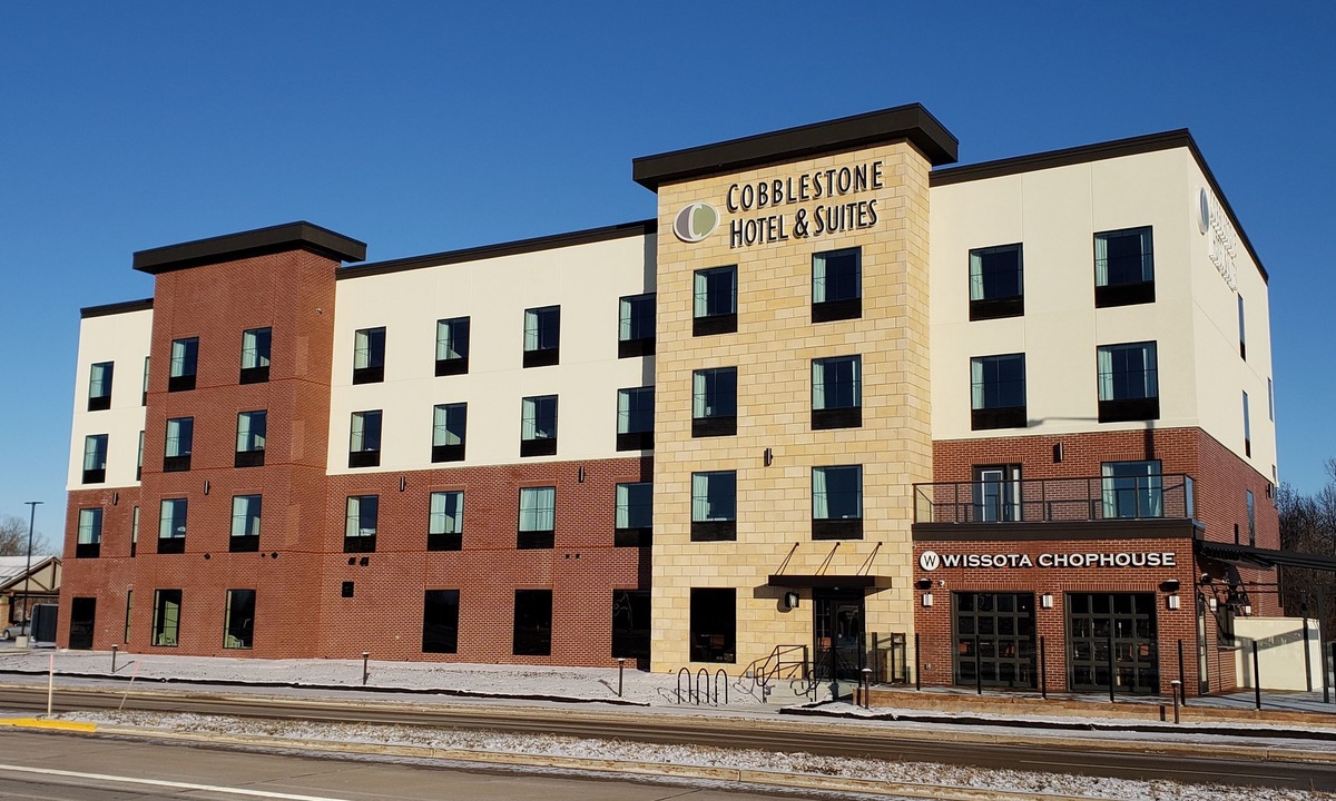 Neenah Hotel | Cobblestone Hotel & Suites - Appleton International Airport