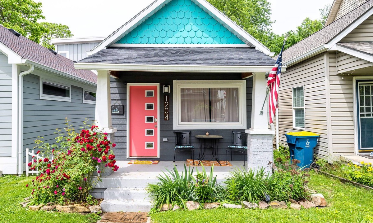 Fountain Square House | Colorful Cottage with KING Bed