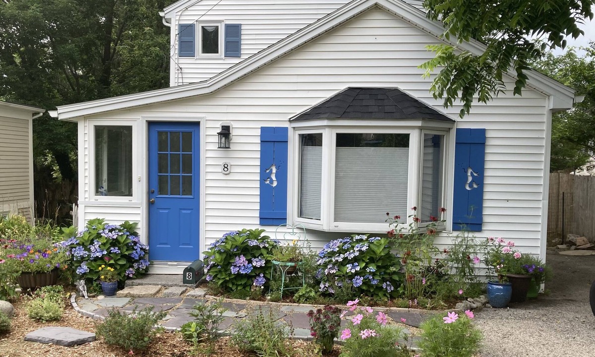 Gloucester House | COME STAY AT THE MERMAID COTTAGE ON LANES COVE !