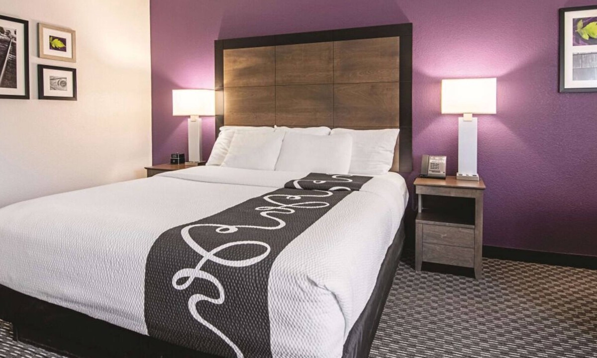 Portland House | Comfort and Convenience! Indoor Pool, FREE Parking, Pets Allowed