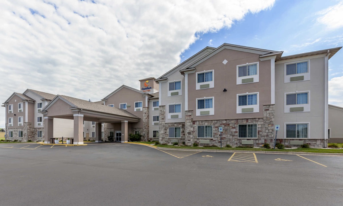 Delavan Hotel | Comfort Suites Delavan - Lake Geneva Area