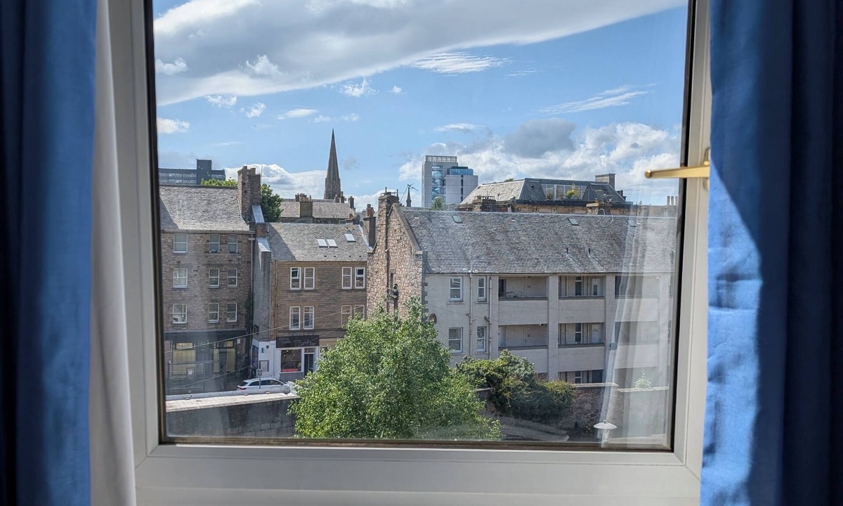 Newington Apartment | Comfortable Flat located on Pleasance. Easy walking distance from Fringe Venues!