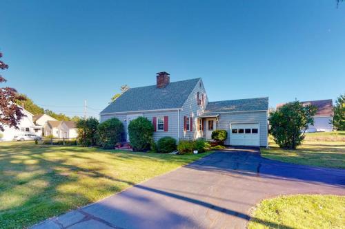 Rockland House | Comfortable home near the beach - dog-friendly - full kitchen & washer/dryer