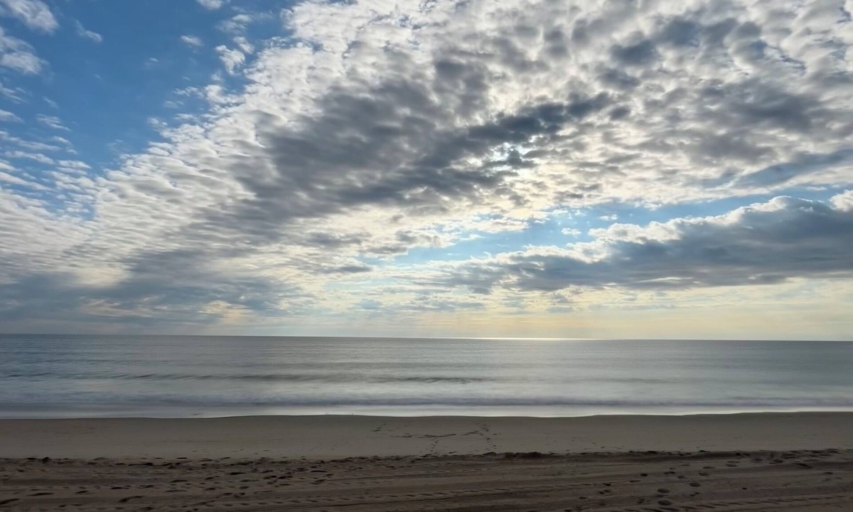Salisbury Beach House | Comfy, family friendly beach house across the street from the beach!