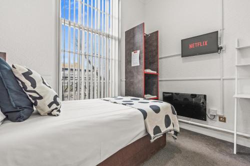 Dudley Apartment | Compact Studio Single, Kitchen, WiFi, Parking in Dudley