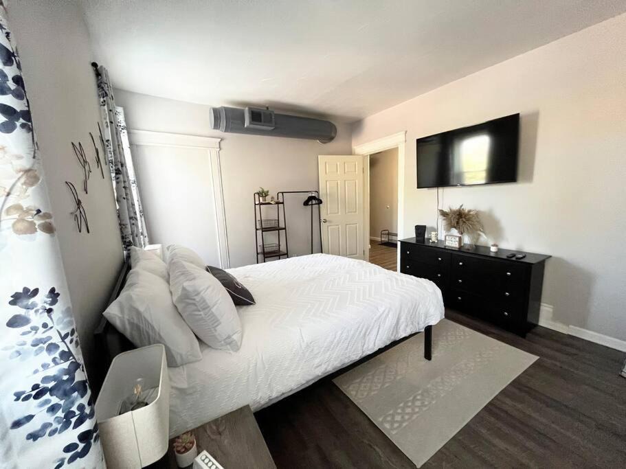 Cleveland Apartment | Conteporary Upgraded DT CLE 2br Apt - Sleeps 6-7!