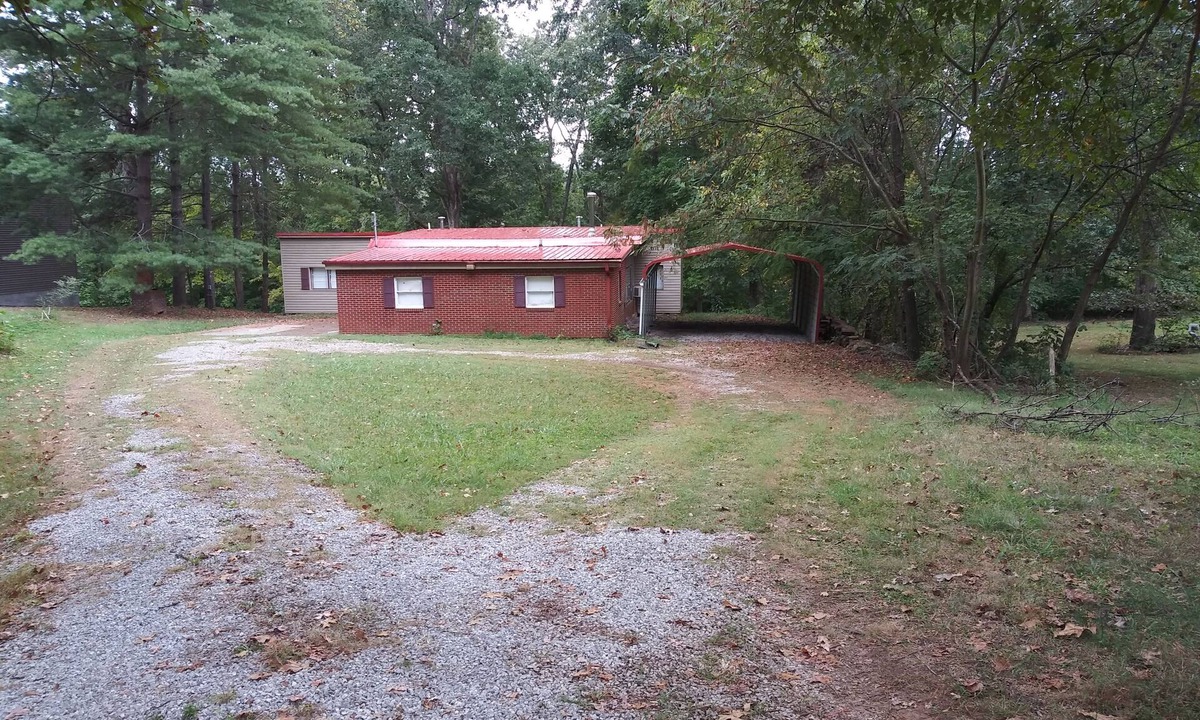 Somerset House | convenient location by the lake . just a few minutes to boat ramp .