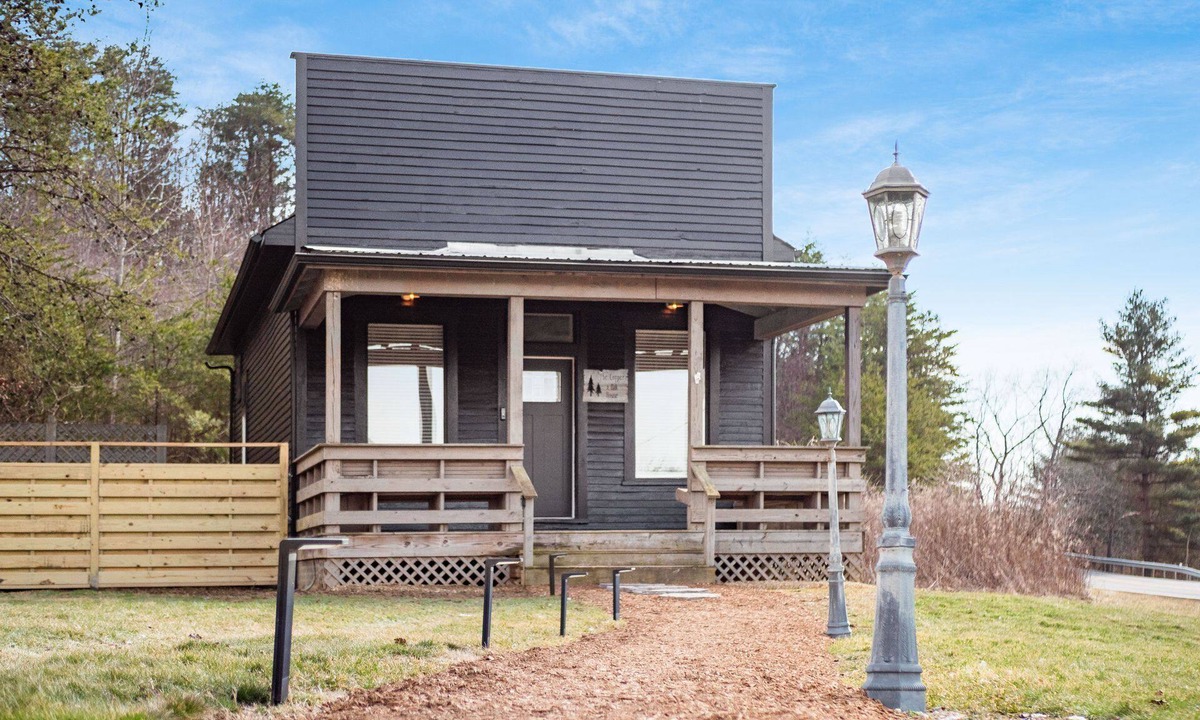 New Plymouth Cabin | Copper & Oak House - Pickleball, Hot Tub, Trails