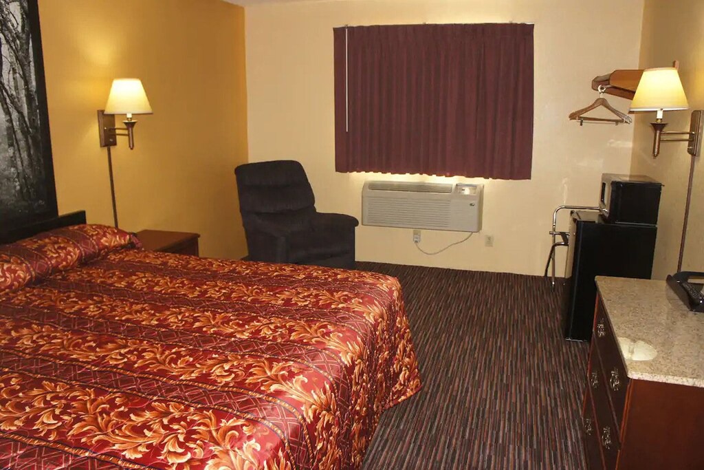 Stillwater Hotel | Coratel Inn & Suites Stillwater - 1 King Accessible Non-Smoking