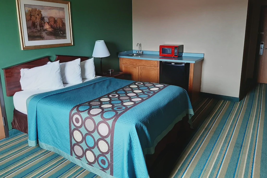 New Richmond Hotel | Coratel Inn & Suites New Richmond-Comfort 1 Queen Bed with Kitchenette NS