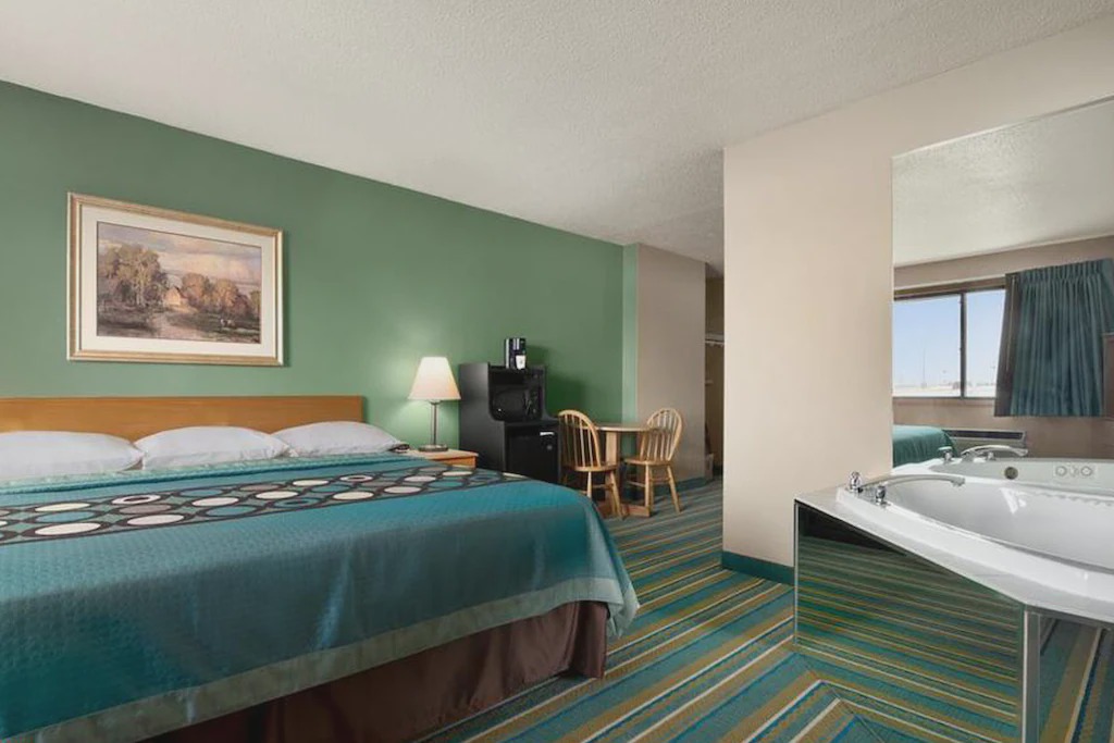 New Richmond Hotel | Coratel Inn & Suites New Richmond - Jacuzzi Suite Accessible Room Non-Smoking