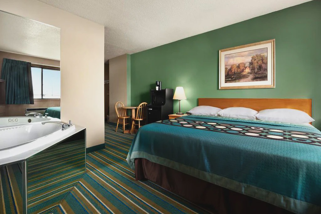 New Richmond Hotel | Coratel Inn & Suites New Richmond - Jacuzzi Suite Oversized Non-Smoking