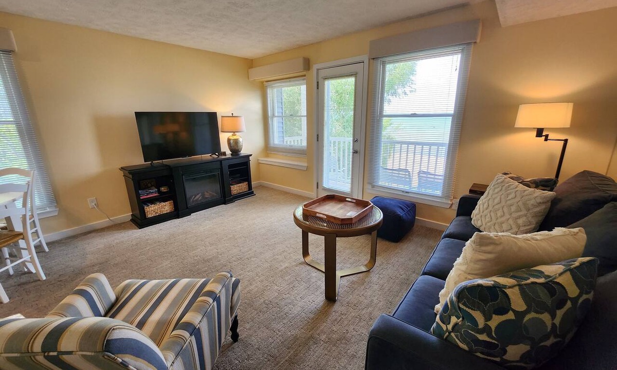 Traverse City Condo | Corner unit, Bayfront, Private Balcony - North Shore Inn Unit 201