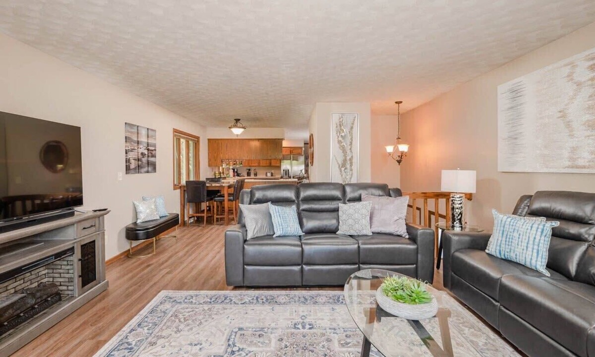 Appleton House | Corporate Housing on Calumet - 3 bedroom, 2 bath