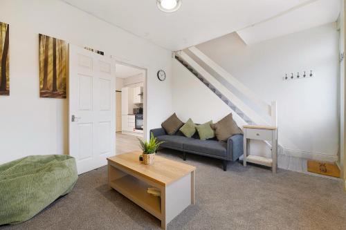 Peterlee House | Cosy 2BR Apartment Sleeps 4 by Stay With Us